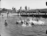 Badande barn i Fyrisbadet, Uppsala juli 1944