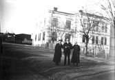 Två kvinnor och en man framför Östra skolan i Gävle.