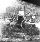 Fröken Hedvig Hinkeldeyn (?) i trädgården i Gävle omkring 1901.
