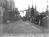 Kungen (Oscar II) kommer! Foto den 8 juli 1901. Gävle centralstation och Sjömanskyrkan.
