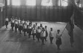 En grupp frivilliga gymnaster. Foto 1914? Kort till Sigrid Enlund från en gammal kollega.
