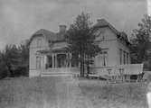 Konsul Lindbergs gård. (Farbror Axel Enlunds villa, Maln, Hudiksvall. Foto i juli 1904.)
