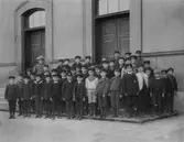 Birger Enlund (född 1885) i folkskolan i Gävle, 3:e från vänster nedersta raden.
