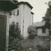 Gårdssidan av de fastigheter i kvarteret Beckasinen som revs 1975.