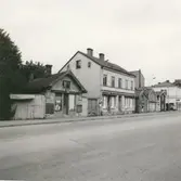 Vy från Södra vägen av de fastigheter i kvarteret Beckasinen som revs 1975.