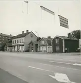 Vy från Södra vägen av de fastigheter i kvarteret Beckasinen som revs 1975.