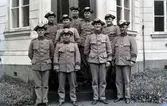 Män i beredskap under andra världskriget. Observera de ålderdomliga trekantshattarna!