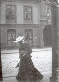 En kvinna gåendes på kvarteret Hattmakaren i Kalmar.