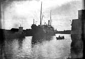 Ångaren Rurik i hamnen 1909. Foto i dåligt skickt.
Fotograf E Sörman.