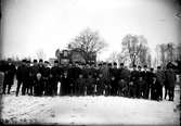 Häradsfältskjutning Köpings stad och Åkerbo skyttegille den 18  januari 1911. Skyttegillenas medlemmar fotograferade framför Gillsta går, Bro. Fotograf E Sörman.