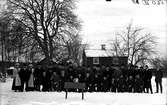 Häradsfältskjutning Köpings stad och Åkerbo skyttegille den 18  januari 1911. Skyttegillenas medlemmar fotograferade framför Gillsta gård, Bro. 
Fotograf E Sörman.