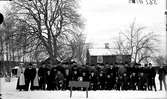 Häradsfältskjutning Köpings stad och Åkerbo skyttegille den 18  januari 1911. Skyttegillenas medlemmar fotograferade framför Gillsta gård, Bro. 
Fotograf E Sörman.