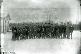 Häradsfältskjutning Köpings stad och Åkerbo skyttegille den 18  januari 1911. Skyttegillenas medlemmar fotograferade framför Gillsta gård, Bro. 
Fotograf E Sörman.