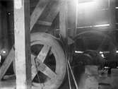 Interiör från trösklogen i Åsmundshyttan. Det stora kugghjulet drevs av vattenhjulet som satt omedelbart utanför vägen