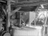 Kvarnen med gröpskvarn. Interiör från Åsmundshyttans kvarn. Siste mjölnaren Gustav Andersson slutade med verksamheten 1954. Sedan 1972 sommarstuga. Bilden finns med i Torsåkers Fotohistoriska Sällskap. Bildsida 1