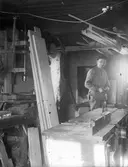 Mjölnaren och bysnickaren Johannes Egnell isom var ägare till Åsmundshyttans kvarn. Han tillverkade och reparerade olika redskap och andra saker samtidigt som han skötte kvarnen. Bilden finns med i Torsåkers Fotohistoriska Sällskap. Bild 4:10.