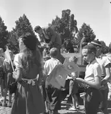 Gävleutställningen 1946 vid Gävletravet. Förberedelser innan paraden till utställningen



