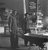 Förberedelse för utställningen. Gävleutställningen 1946, arrangerades 21 juni - 4 augusti. En utställning med anledning av Gävle stads 500-årsjubileum. På 350.000 kv.m. visade 530 utställare sina produkter. Utställningen besöktes av ca 760.000 personer.

