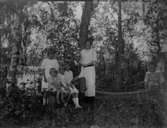 Bilden är antagligen tagen i Lingbo i södra Hälsingland, där familjen bodde sommartid under en tidsperiod. Personerna från vänster: Ingrid, Sören, Eva, Karin, David och Elna Brundin.