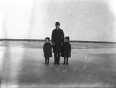 Familjen gjorde ofta utflykter, här på promenad på vårliga isar på Inre fjärden. David Brundin med sina två äldsta döttrar.