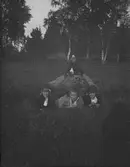 Karin och Ingrid Brundin tillsammans med kusinen Lisa Hedman i mitten. På stenen sitter Eva Brundin.