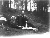 Picknick under en utflykt, David Brundin med sin dotter Eva. Observera ägget på mjölkflaskan!