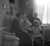 Bilden är från kammaren i Hemlinggrind. Från vänster Elna Brundin, Anna Larsson (kusin till Elna) med Karin i knät, mormor Anna Margareta Larsdotter Olsson och Ingrid längst fram.