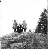 David Brundin med sina två äldsta döttrar Ingrid och Karin på utflykt.