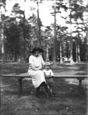 Elna Brundin med sonen Sören i Boulognerskogen, ca 1924.