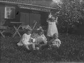 Här ses Karin Brundin, Bengt Olsson, Ingrid och Eva Brundin samt ett okänt barn.