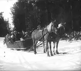 Utfärd med häst och släde från Hemlinggrind. Släden kallades för 