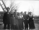 En stor del av Anders Johan Brundins familj. Från vänster: Einar Brundin, Ruben Brundin, Hilma Brundin (?), Hildur Holmstedt, Anders Johan Brundin själv, Anna Brundin. Bakom Anders Johan står Josef Brundin, kvinnan med skärmmössa är Naemi Olsson, till vänster om henne längst bak Elna Brundin. Bilden är tagen i Hemlingby på den gård som dom disponerade.