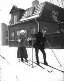 Elna Brundins syster Naemi på skidtur med uppvaktande kavaljer. Bilden troligen tagen på Öster i Gävle.