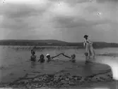 Efter Marma hyrde familjen Brundin en disponentbostad i Lingbo under sommaren. Här badar familjen i Lingan. Personerna från vänster: Karin, Ingrid, Anna Larsson från Hemlinggrind, obekant, Eva och Elna Brundin därbakom.