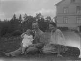 David Brundins bror Josef, som var försäljningschef på Pix, med dotter Margareta i knät och hustru Marta till höger. Bilden är tagen 1922.