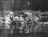 Här är en badbild tagen ute vid Harnäs. Elna Brundin längst till vänster, tredje från vänster dottern Ingrid, övriga okända.