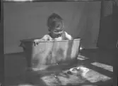 Pojken i tvättbaljan kan vara Sören Brundin i 2-årsåldern, ca 1923-24.