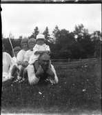 Här sitter Sören Brundin längst fram på pappa Davids rygg. Bakom honom syskonen Eva, Karin och Ingrid. Till vänster torde det vara mamma Elna. Bilden från 1923.
