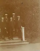 Möjligen apotekarens söner i Marma, som har vuxit upp och tagit studenten.