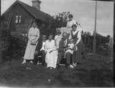 Från vänster syns David Brundins syster Anna, därefter Carl Nordgren gift med Gertrud (syster till Elna), som står i mörk klänning längst till höger. Framför henne sitter David med Karin i knät och Ingrid till vänster. Längst upp sitter Hildur Holmstedt, en halvsyster till David. Bilden från ca 1917.