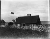 En sommarstuga hos en fiskare i Ytterharnäs som Elna och David Brundin hyrde när dom var nygifta, 1913-14.