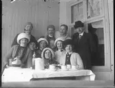 Ett gäng med bl a Elnas systrar med uppvaktning. Einar Olsson, en bror, skymtar fram i mitten med pincenéer. Längst till vänster syster Naemi, sittande längst till höger syster Gertrud.