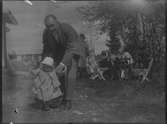 David Brundin försöker lära sin son att gå, 1923.