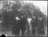 Elna Brundins syster Ingeborg med make Rickard Malmberg och troligen hans föräldrar till vänster.
