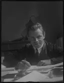 Hanna Olsson, Elna Brundins syster, kom till Stockholm och fick tjänst som kontorist på Städernas allmänna brandstodsbolag. Det här torde vara från kontoret. Mannen okänd.