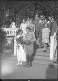 Okända personer, Elna Brundin står längst till vänster i trappen. Möjligen pensionatet i Marma, 1919.