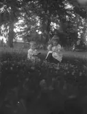 Ingrid Brundin till höger tillsammans med lillebror Sören, 1922-23.