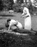 David Brundin omfamnas av Elna till hennes systers förvåning. Samma bild som bild nr EB 241.