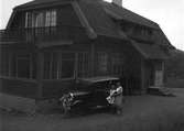 David Brundins Pontiac. Sören Brundin sitter på kofångaren. Eva och Elna Brundin står bredvid bilen. Miljön obekant. Foto 1928.