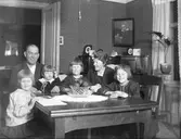 Här är matsalen på Södra Centralgatan 26. Hela familjen Brundin är samlad, 1923-24. I bakgrunden syns herrummet.